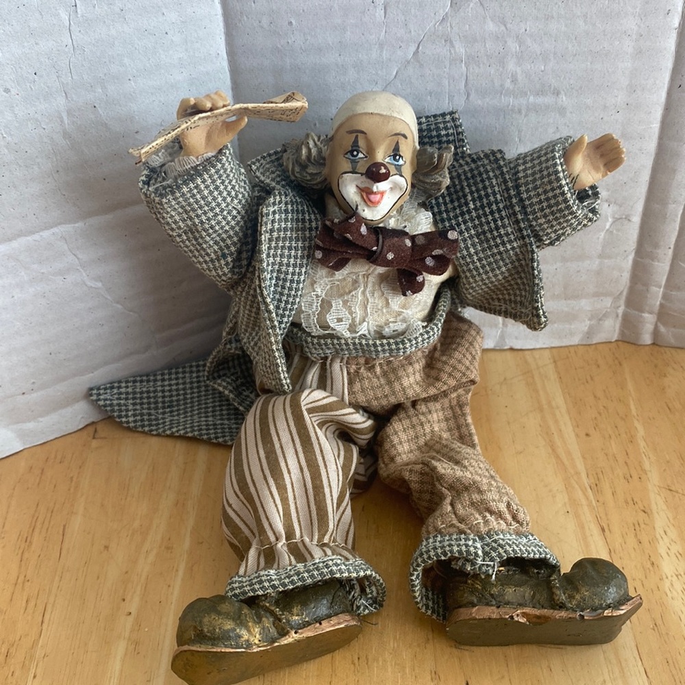 Clown figurine with bendable legs.